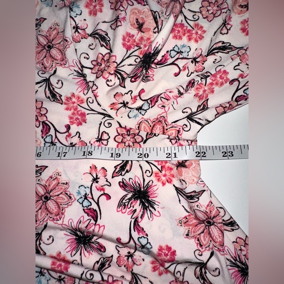 NWT Lane Bryant Pink Floral Blouse 14/16 Flowy Stretch Top V-Neck Plus Size - Picture 7 of 8